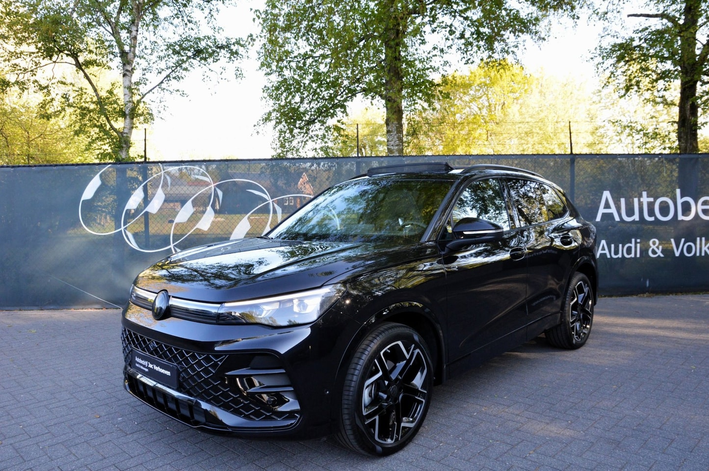 Volkswagen Tiguan - 1.5 eTSI |R-Line|Black Style|Massage|Trekhaak|Panoramadak|HuD| - AutoWereld.nl