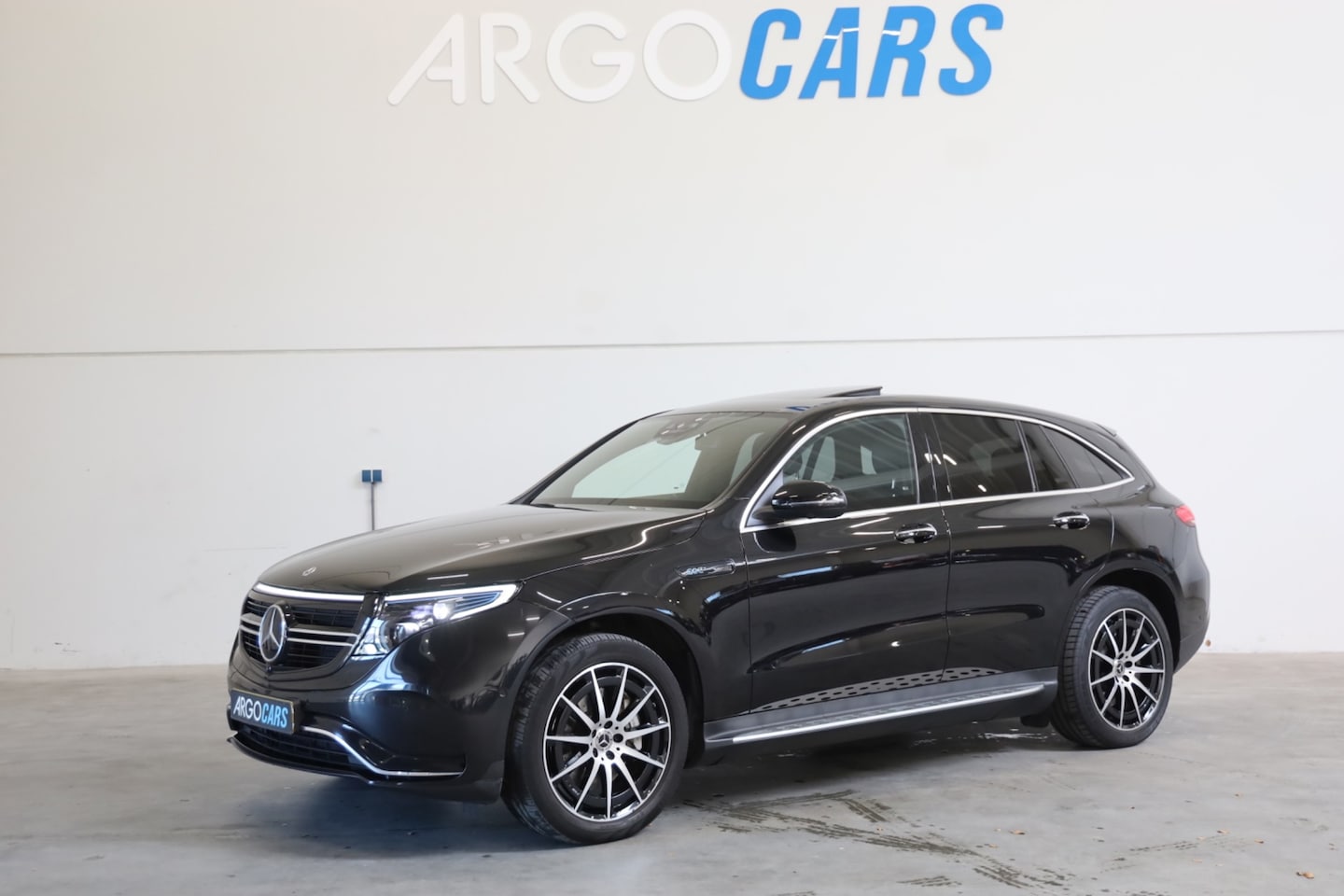 Mercedes-Benz EQC - 400 4MATIC AMG 80 kWh NAP HEAD-UP 360 Camera BLIS BURMS TREKHAAK Schuifldak LEASE V/A € 22 - AutoWereld.nl