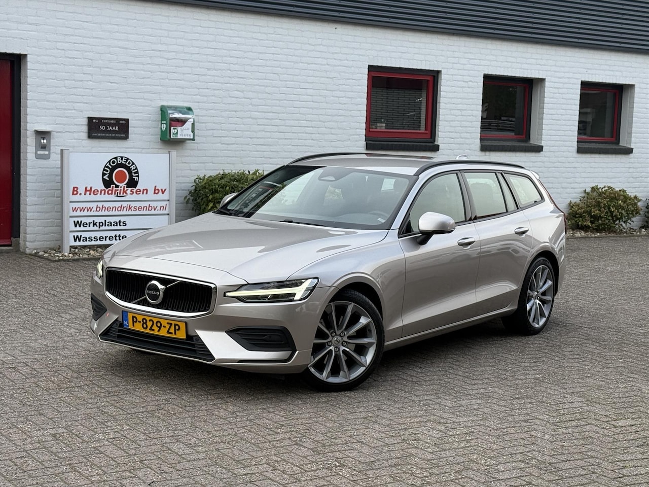 Volvo V60 - B3 163pk Mild Hybrid Aut Essential/ Navigatie/ 19 Inch velgen/ Apple Carplay/ DAB/ Camera - AutoWereld.nl