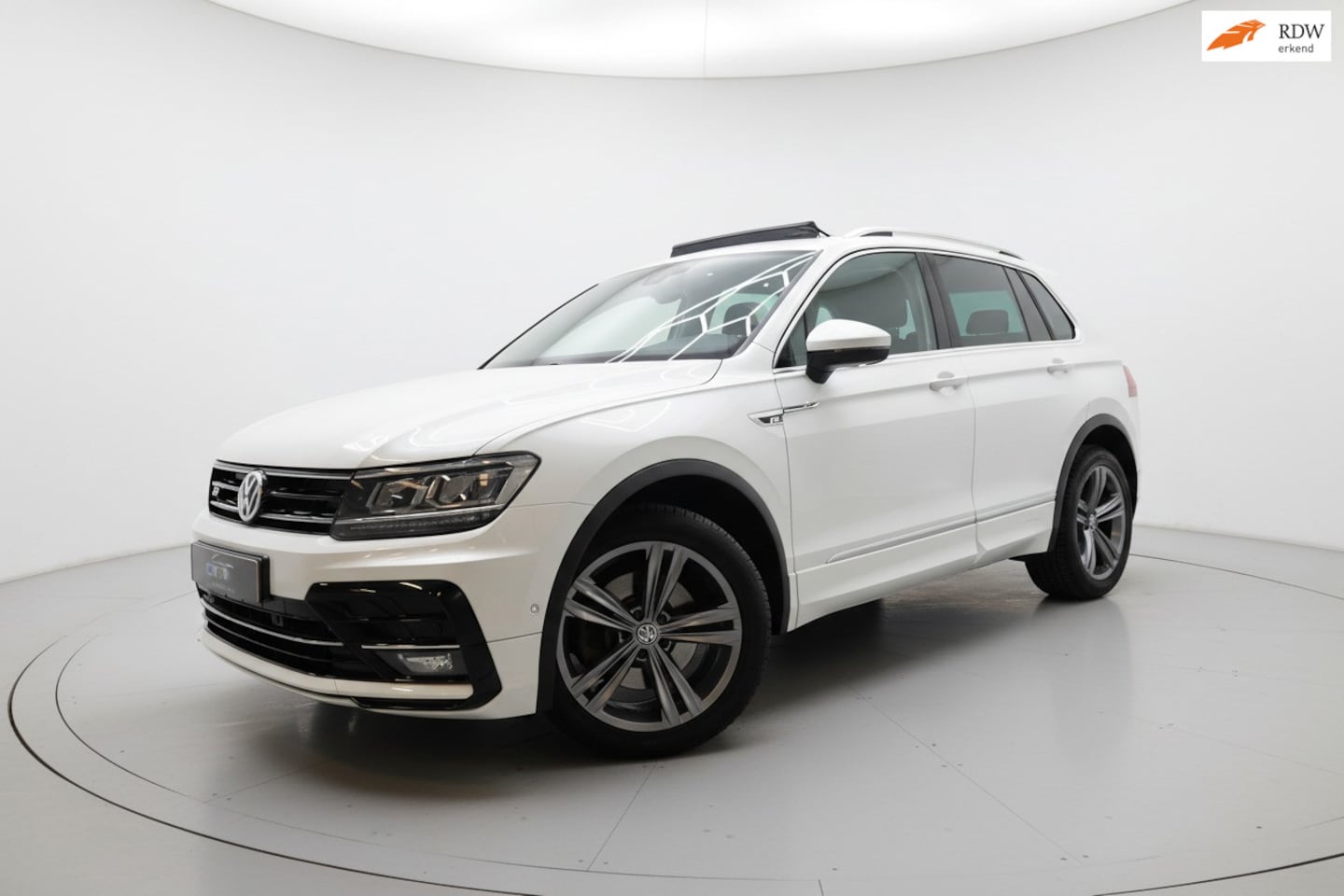 Volkswagen Tiguan - 2.0 TSI 4Motion 3x R LINE PANO VIRTUAL CAM - AutoWereld.nl