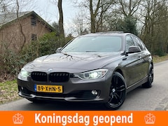 BMW 3-serie - 320i High Executive | Pano + Leder + Navi + Automaat Nu € 11.975,