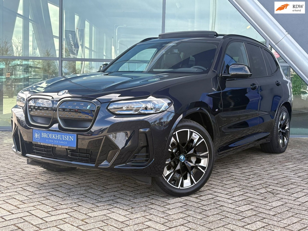 BMW iX3 - High Executive Edition M-Sport 80 kWh Panoramadak / Stuurverwarming / 360 Camera - AutoWereld.nl