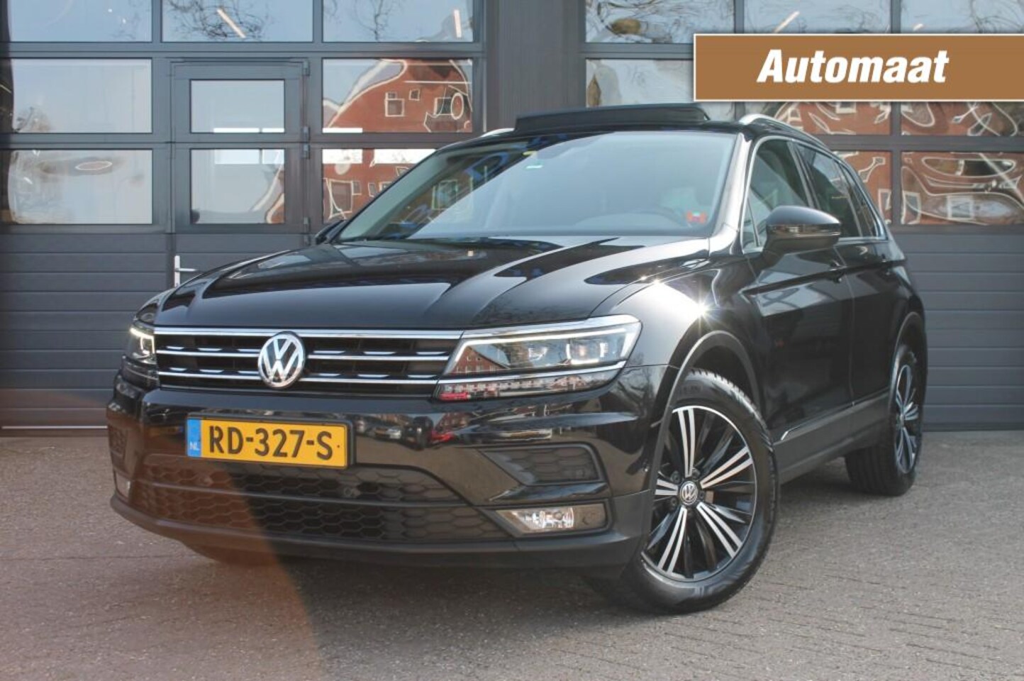 Volkswagen Tiguan - 1.4 TSI ACT CL BNS **NL-Auto**   Automaat / Panorama Dak / Trekhaak - AutoWereld.nl