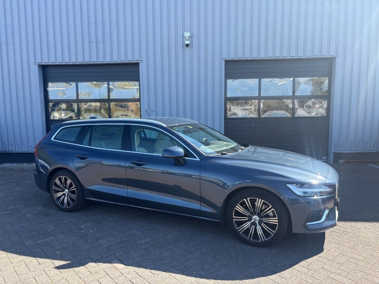 Volvo V60 - 2.0 T8 AWD Recharge Inscription Expression All-in prijs! - AutoWereld.nl