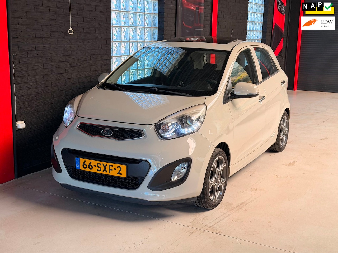 Kia Picanto - 1.0 CVVT|Sport|Schuifdak|Keyless|Airco|Navi - AutoWereld.nl