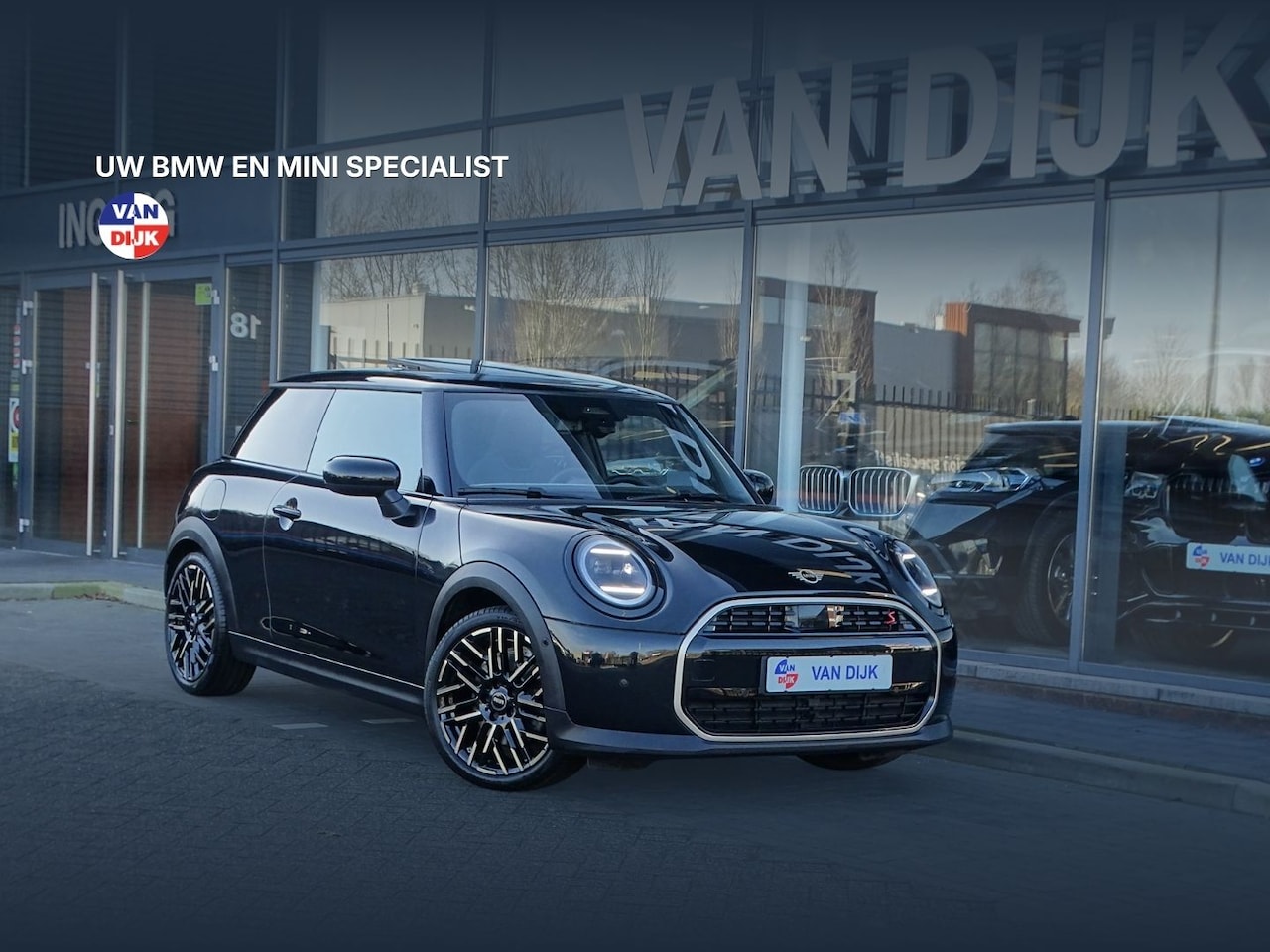 MINI Cooper S - Mini Favoured M Pano.dak Head-Up Driv.Ass Keyless entry Led JCW-Sport Stoelen 18''LM Velge - AutoWereld.nl