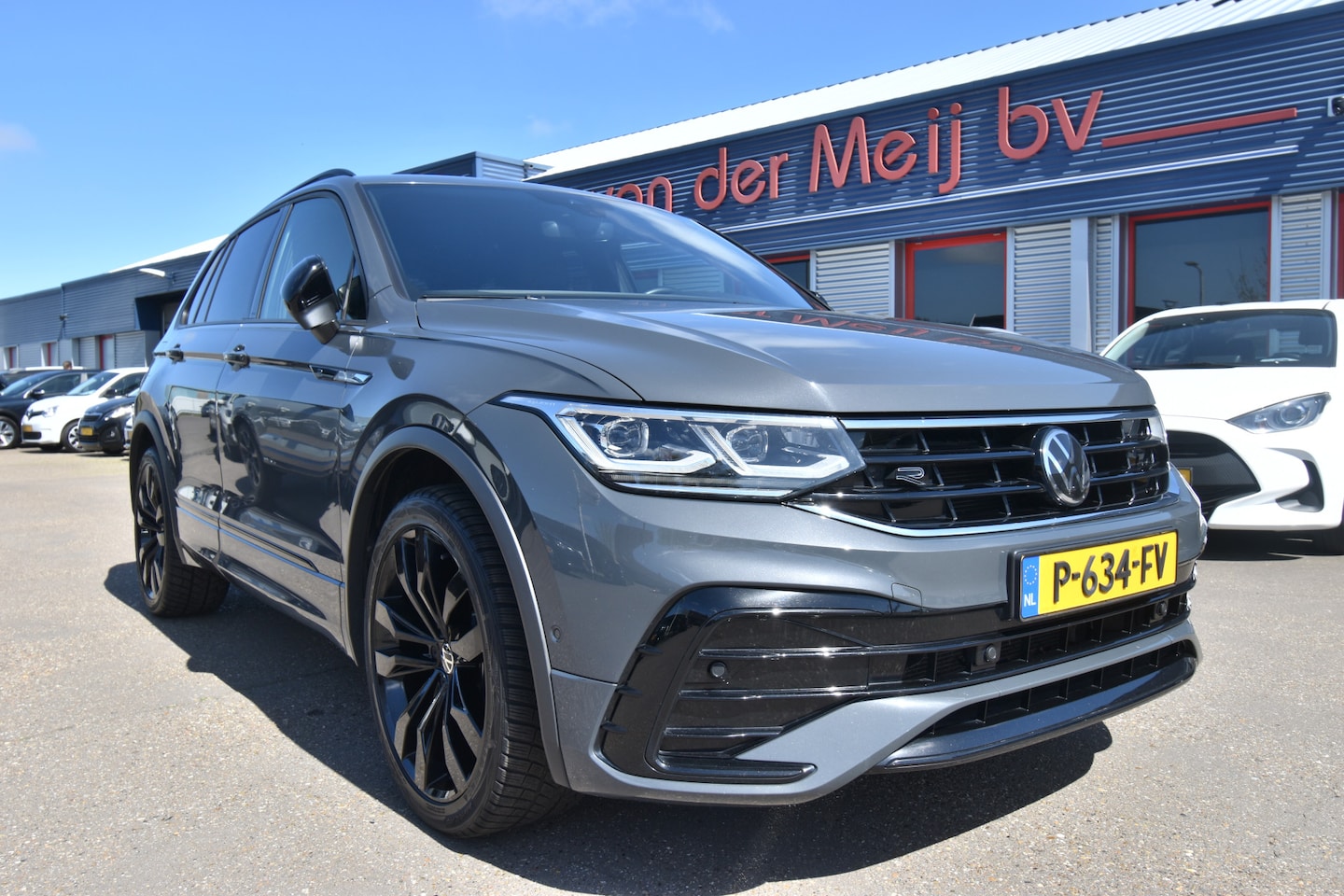 Volkswagen Tiguan - 1.5 TSI R-Line Business 1.5 TSI R-Line Business+ , TReKHAAK , VIRTUAL COCKPIT , CLIMATR , LED KOPL , PDC V+A , A U - AutoWereld.nl