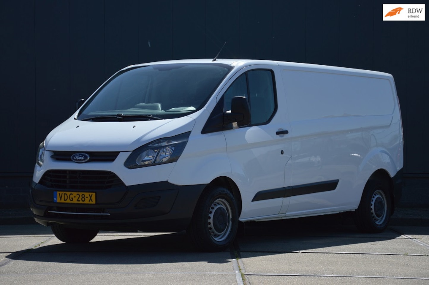 Ford Transit Custom - 290 2.0 TDCI L2H1 Ambiente 105 PK Airco Schuifdeur Euro 6 Trekhaak - AutoWereld.nl