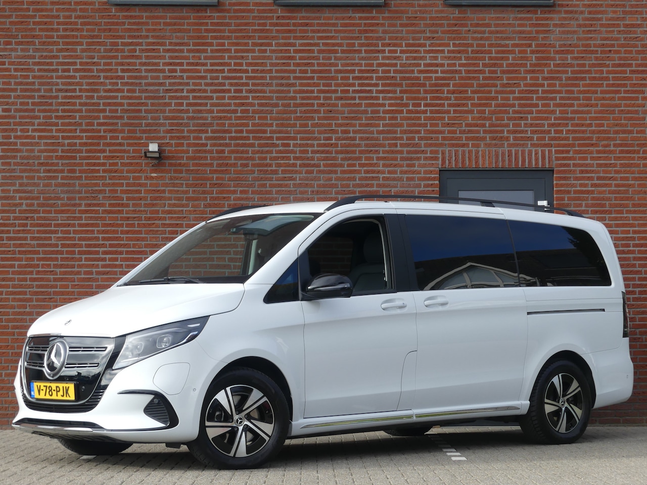 Mercedes-Benz EQV - 300 L2 90kWh AMG Dubbel Cabine Luchtvering/Panoramadak/Burmester - AutoWereld.nl