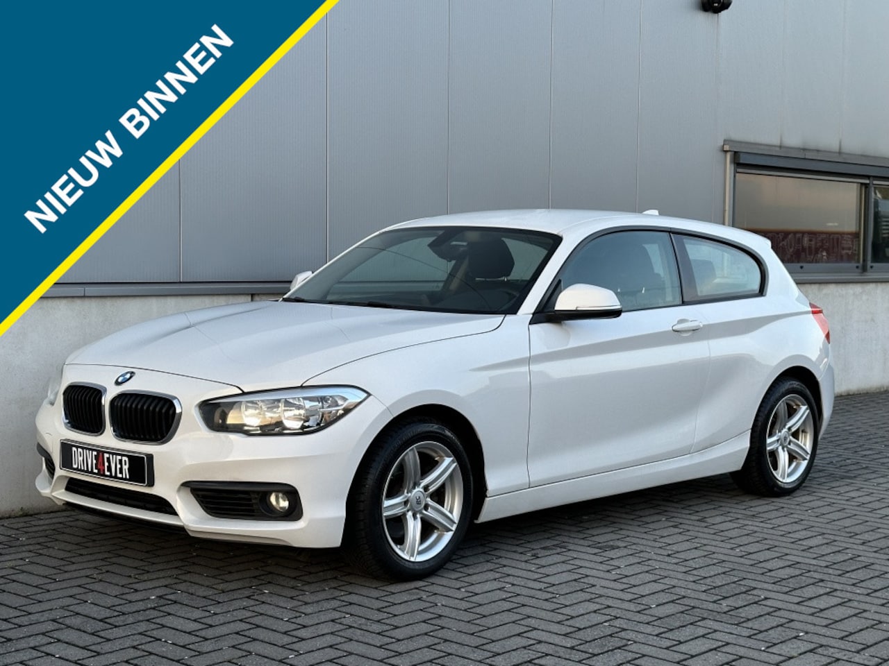 BMW 1-serie - 120i Executive AUT M2017 NAVI PDC SPORTVELGEN LAGE KMSTAND - AutoWereld.nl