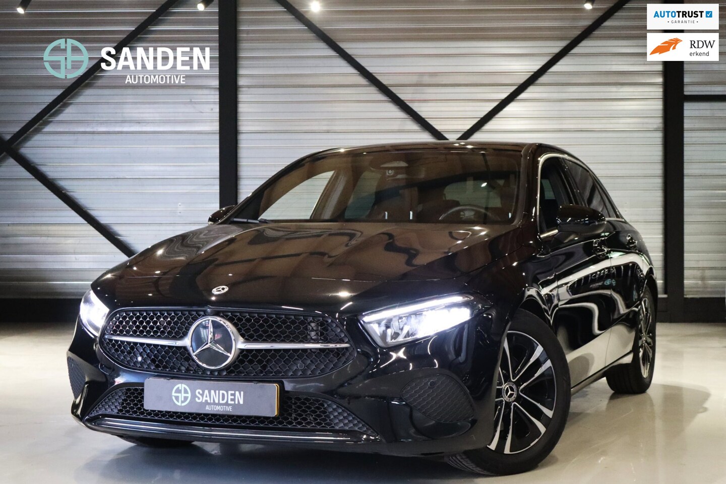 Mercedes-Benz A-klasse - 180 Business Line|Automaat|Navi|LED|Camera|Leder|Verwarmbare stoelen|Donkere hemel|17inch. - AutoWereld.nl