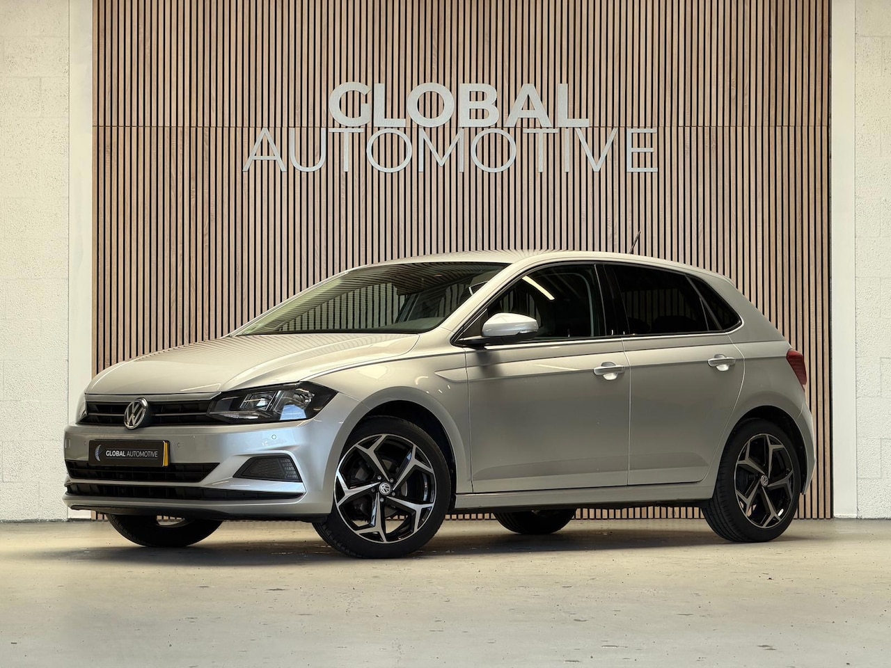 Volkswagen Polo - 1.0 Comfortline - VIRTUAL - 17 INCH - PDC - AutoWereld.nl