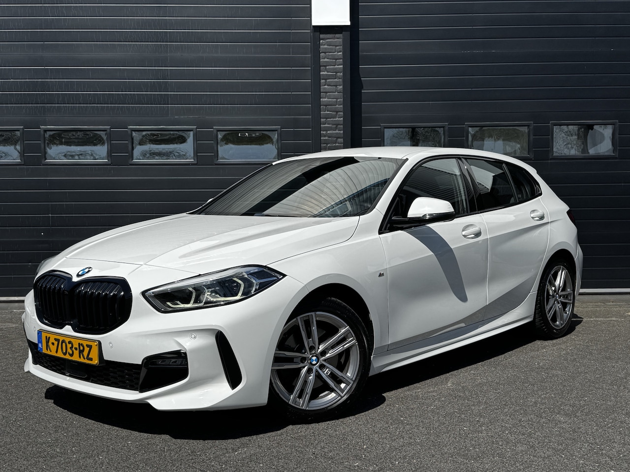 BMW 1-serie - 118i High Executive Edition M-Sport Dealer OH | Navi | ACC | Carplay | Sfeer | €19.900,- i - AutoWereld.nl