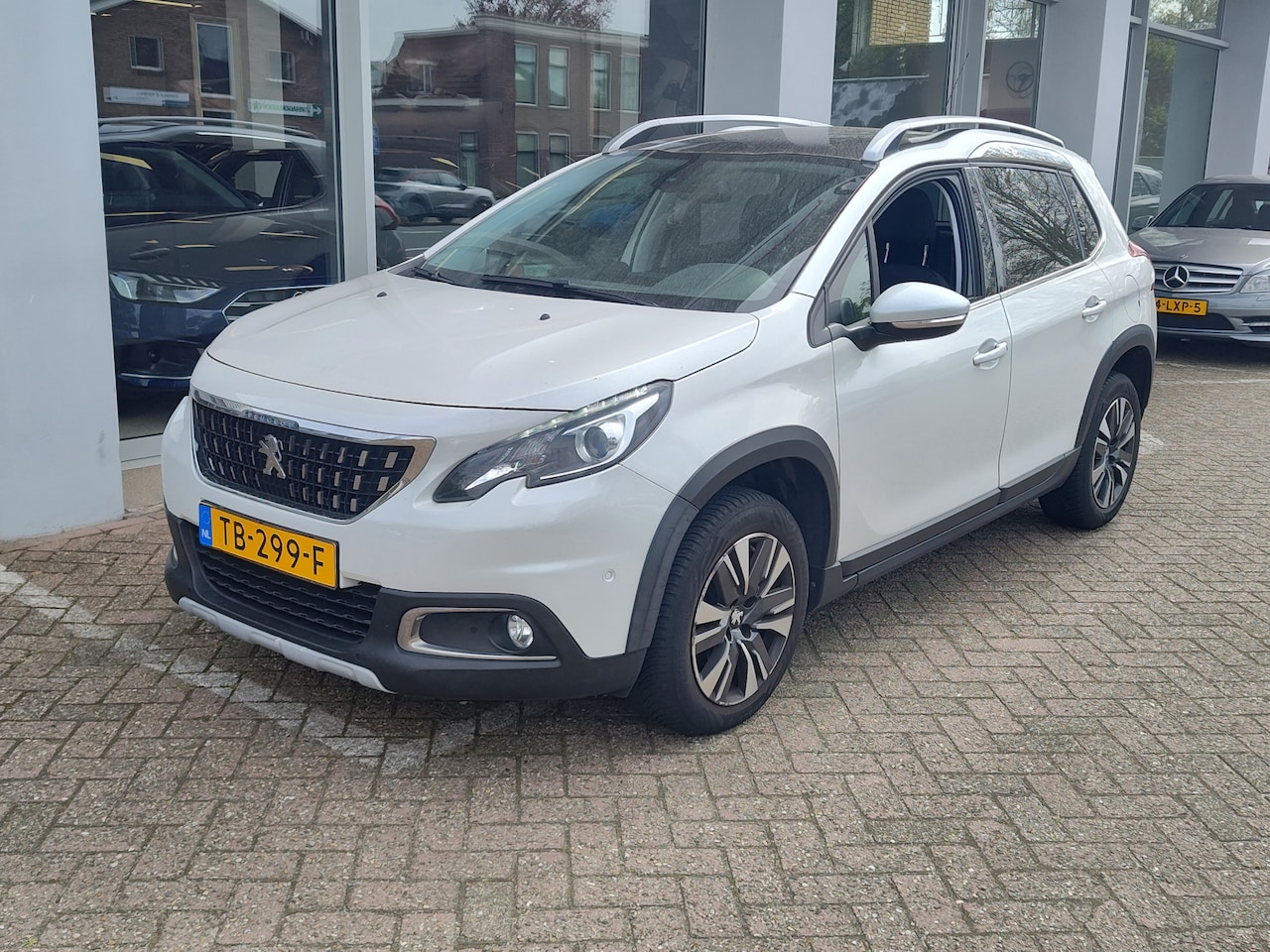 Peugeot 2008 - 1.2 PT ALLURE A/T Volautomaat | met APK tot 28-6-26 - AutoWereld.nl