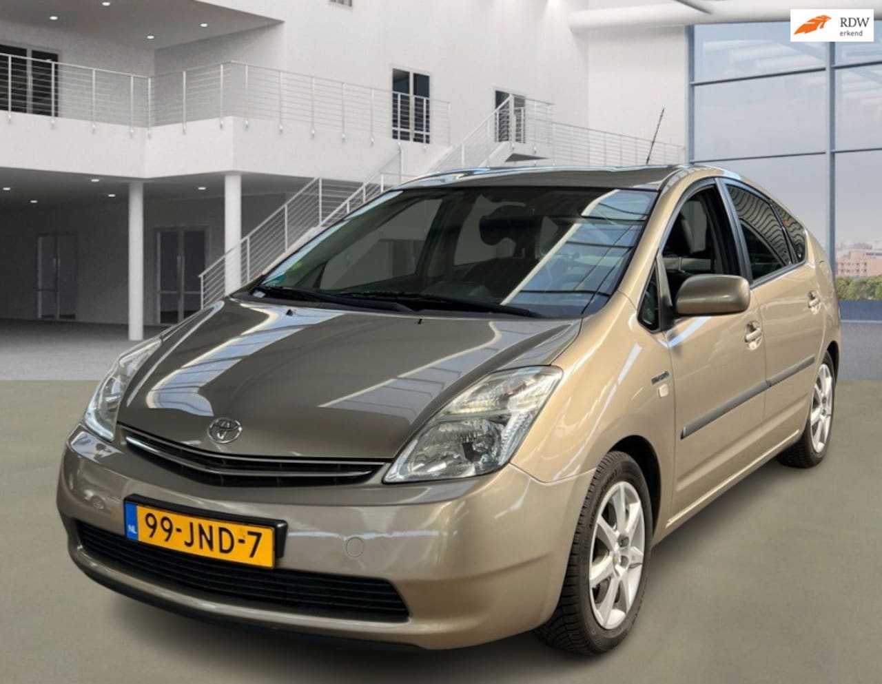 Toyota Prius - 1.5 VVT-i Comfort AUT LEDER PSENSOR CRUISE TREKHAAK 2 X SLEUTELS - AutoWereld.nl