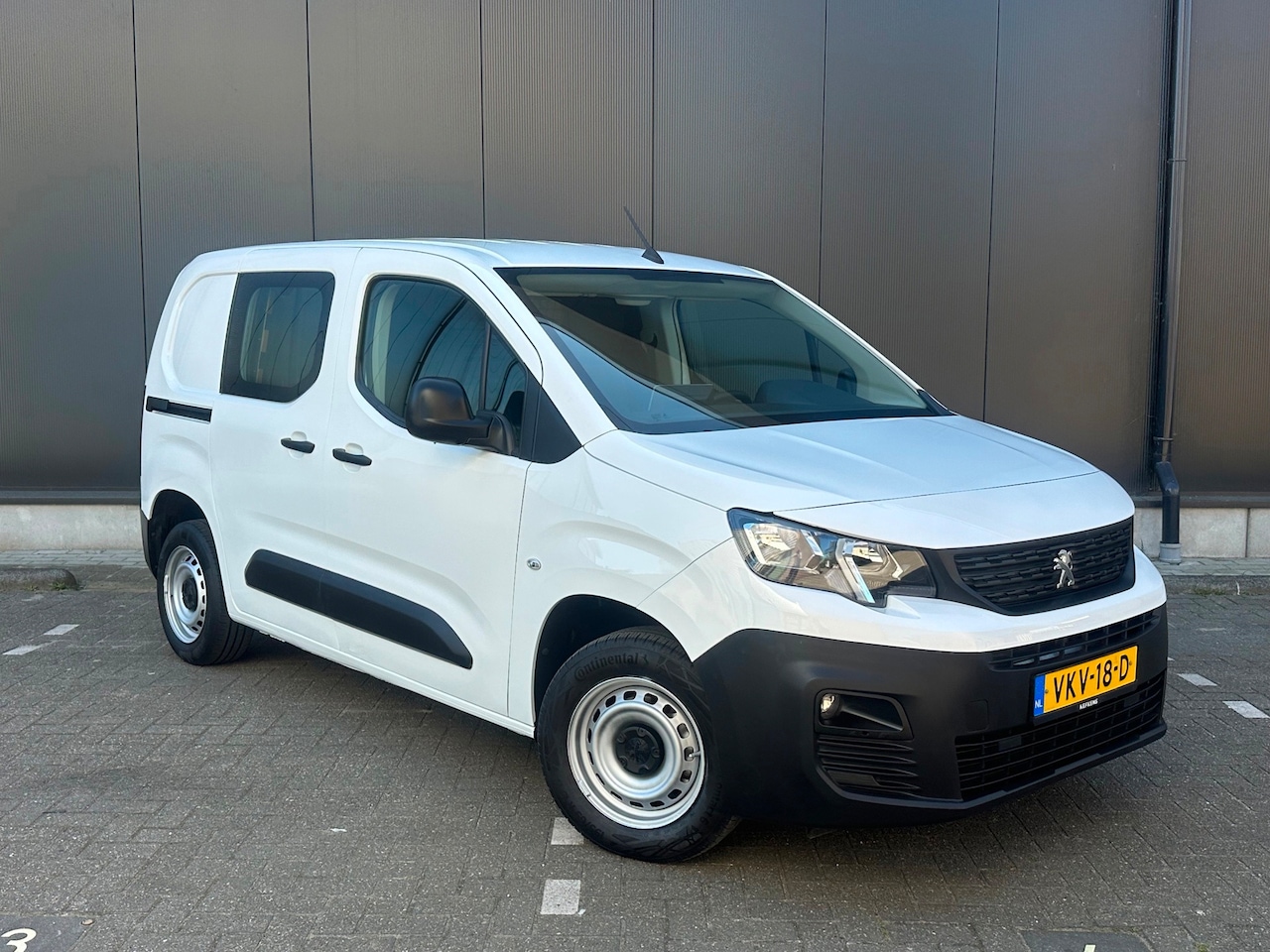 Peugeot Partner - 1.2 PureTech Premium* D.Riem VV !* N.A.P !! - AutoWereld.nl