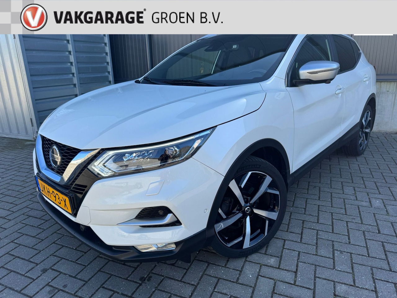 Nissan Qashqai - 1.2 N-Connecta / clima / cruise / navi / camera / leder / panorama dak ! - AutoWereld.nl