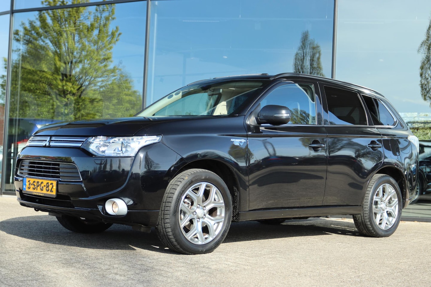 Mitsubishi Outlander - 2.0 PHEV INSTYLE | SCHUIFDAK | LEDER | NAVI | CAMERA | KEY-LESS - AutoWereld.nl