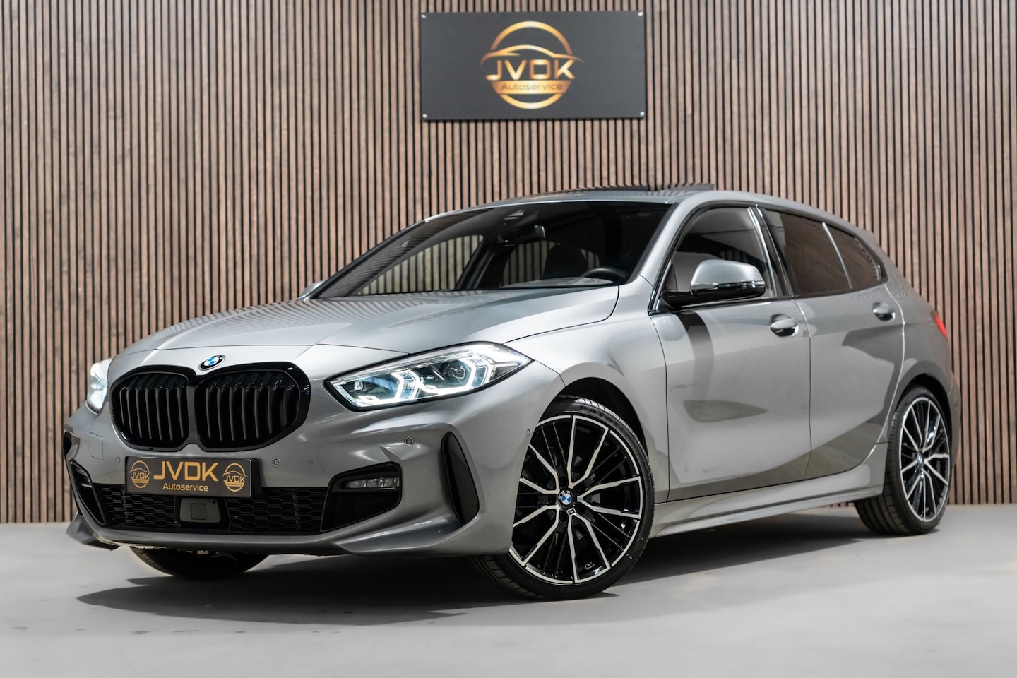 BMW 1-serie - 118i M-Sport Pano HUD HK Muziek Kuipstoelen BTW - AutoWereld.nl