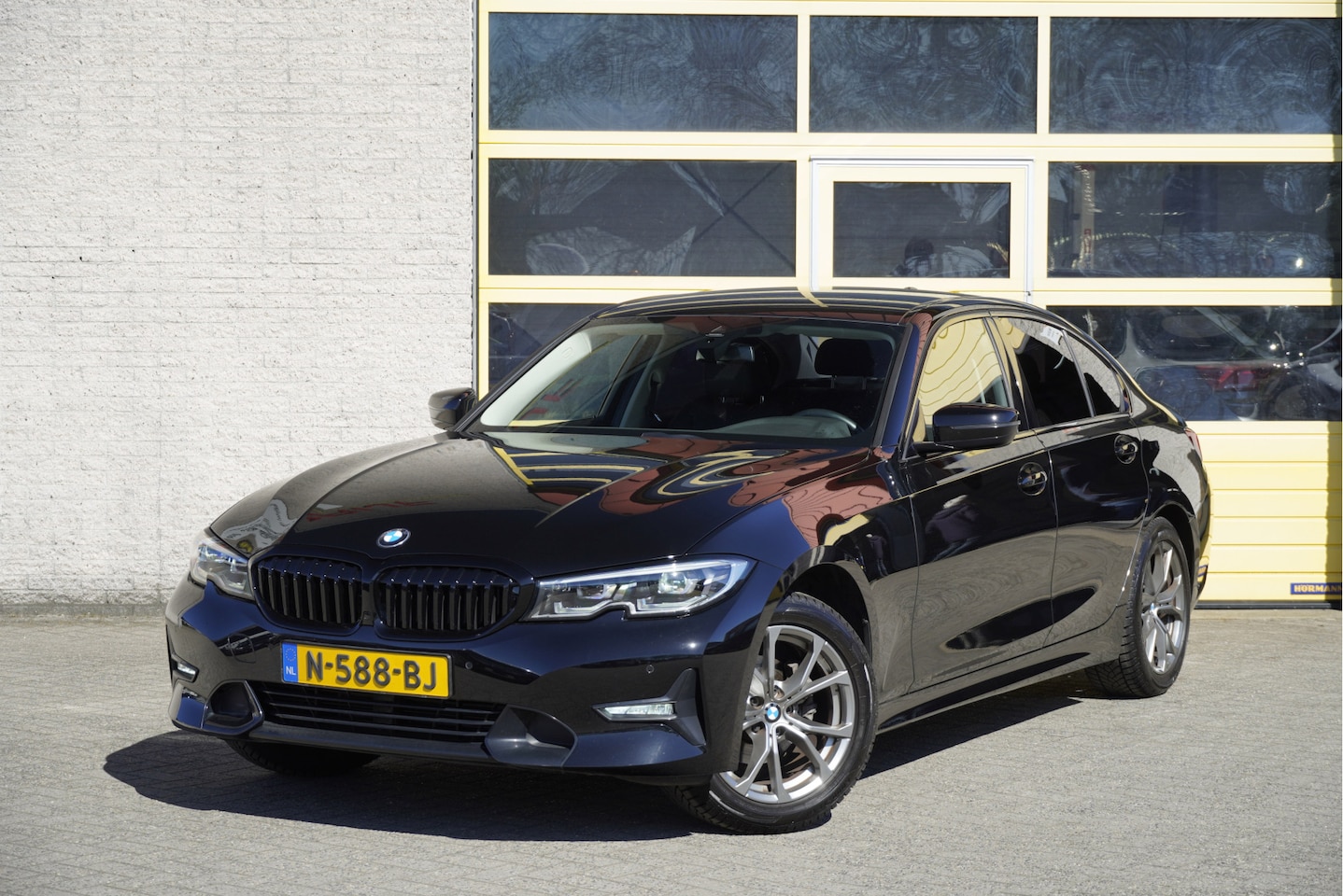 BMW 3-serie - 318i 157PK! Automaat High Business Edition BJ2021 Lmv 17" | Led V+A | Pdc | Elek. trekhaak - AutoWereld.nl