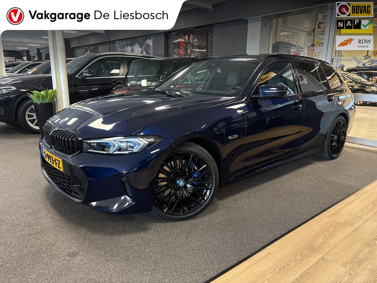 BMW 3-serie - 320e M-pakket/pano/leer/head up/harman kardon/orig ned/eerste eigenaar - AutoWereld.nl