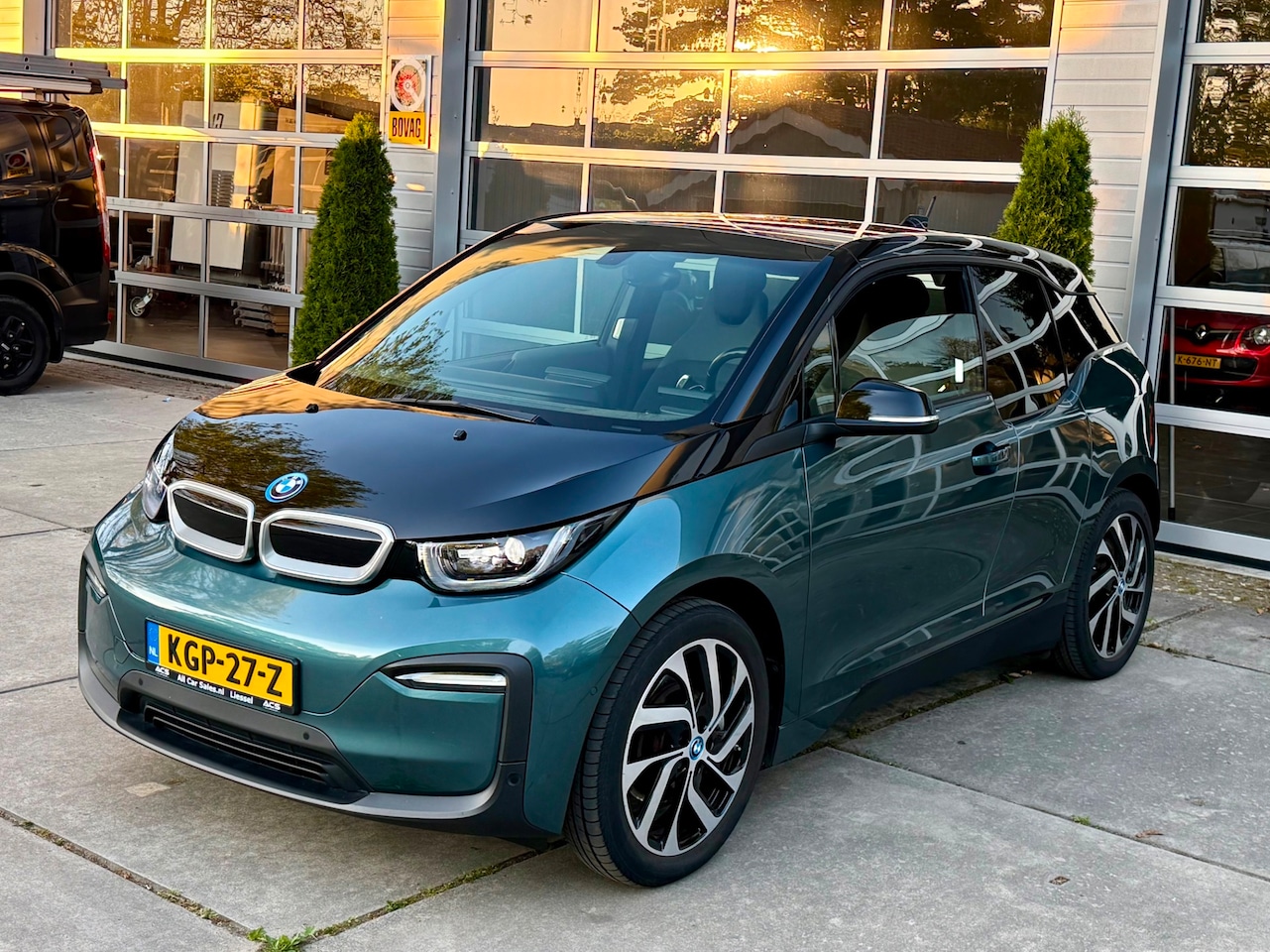 BMW i3 - 120Ah 42 kWh Comfort|Warmtepomp|SoH 99% (BMW dealer) - AutoWereld.nl