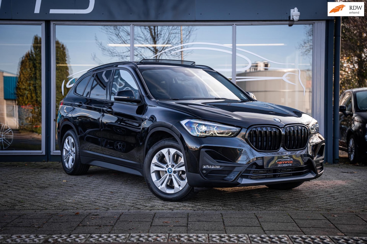 BMW X1 - XDrive25e High Executive|93% SOH|Pano|Dealer Onderh|HUD|Apple CarPlay|Cam|LED| - AutoWereld.nl