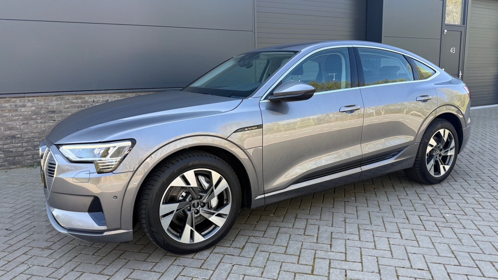 Audi e-tron Sportback - 55 quattro Business edition 95 kWh SOH 92% / Interieurvoorverwarming / DAB - AutoWereld.nl