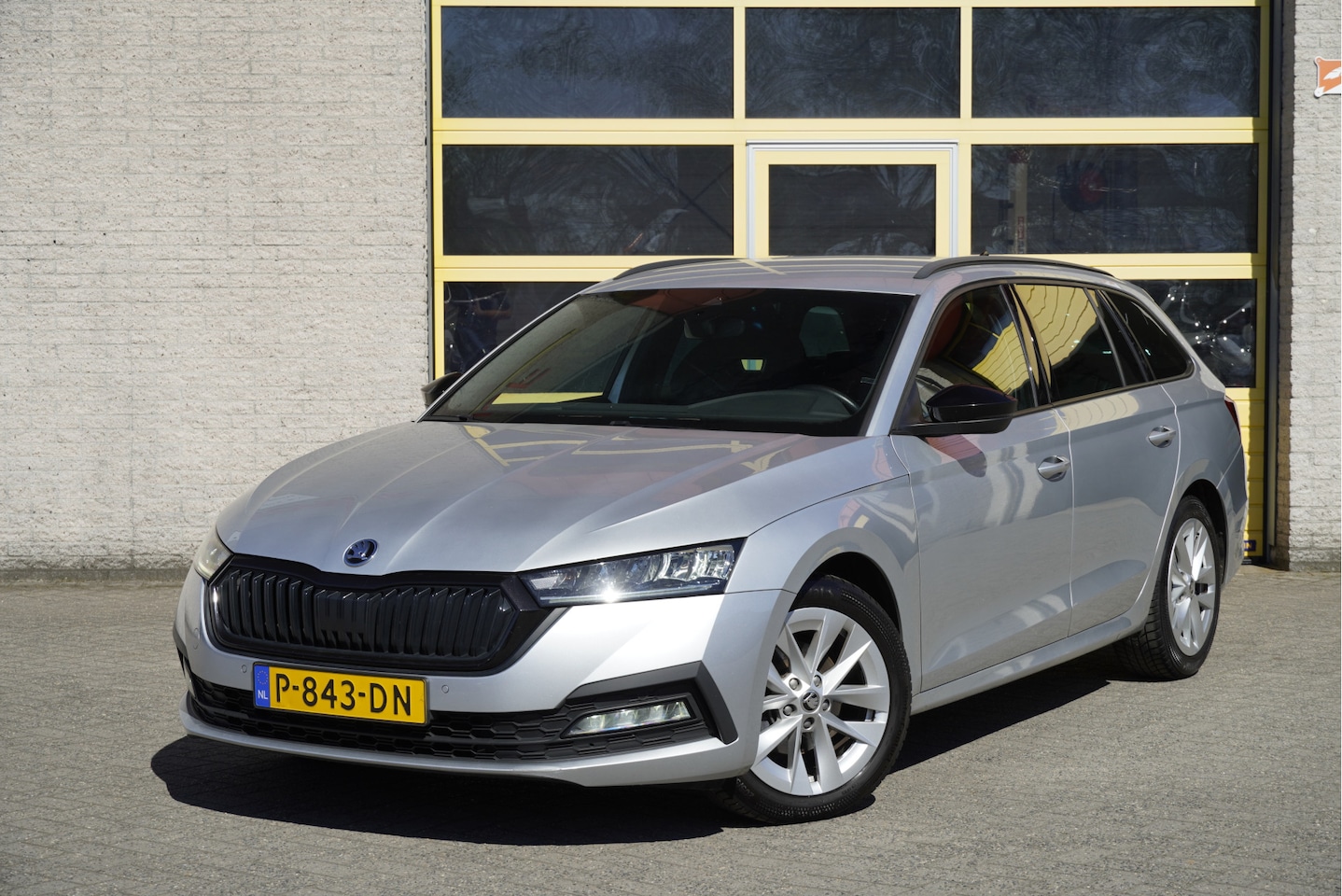 Skoda Octavia Combi - 1.5 e-TSI 150PK! Automaat Sport Business BJ2022 Lmv 17" | Led V+A | Dynamische knipperlich - AutoWereld.nl