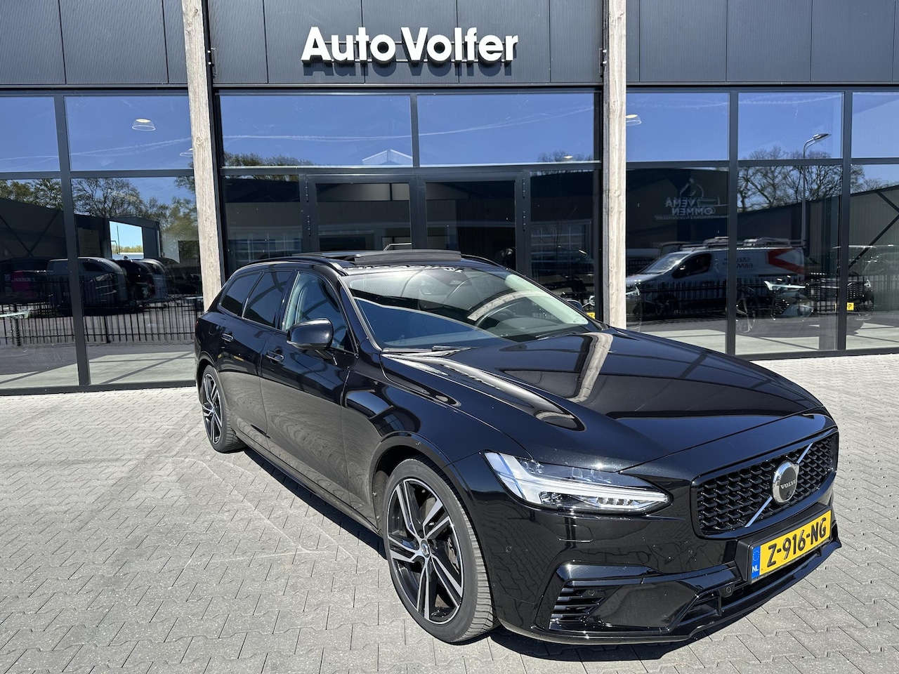 Volvo V90 - 2.0 T8 Plug-in hybrid AWD Plus Dark 360|ACC|pano|H&K|trekhaak - AutoWereld.nl