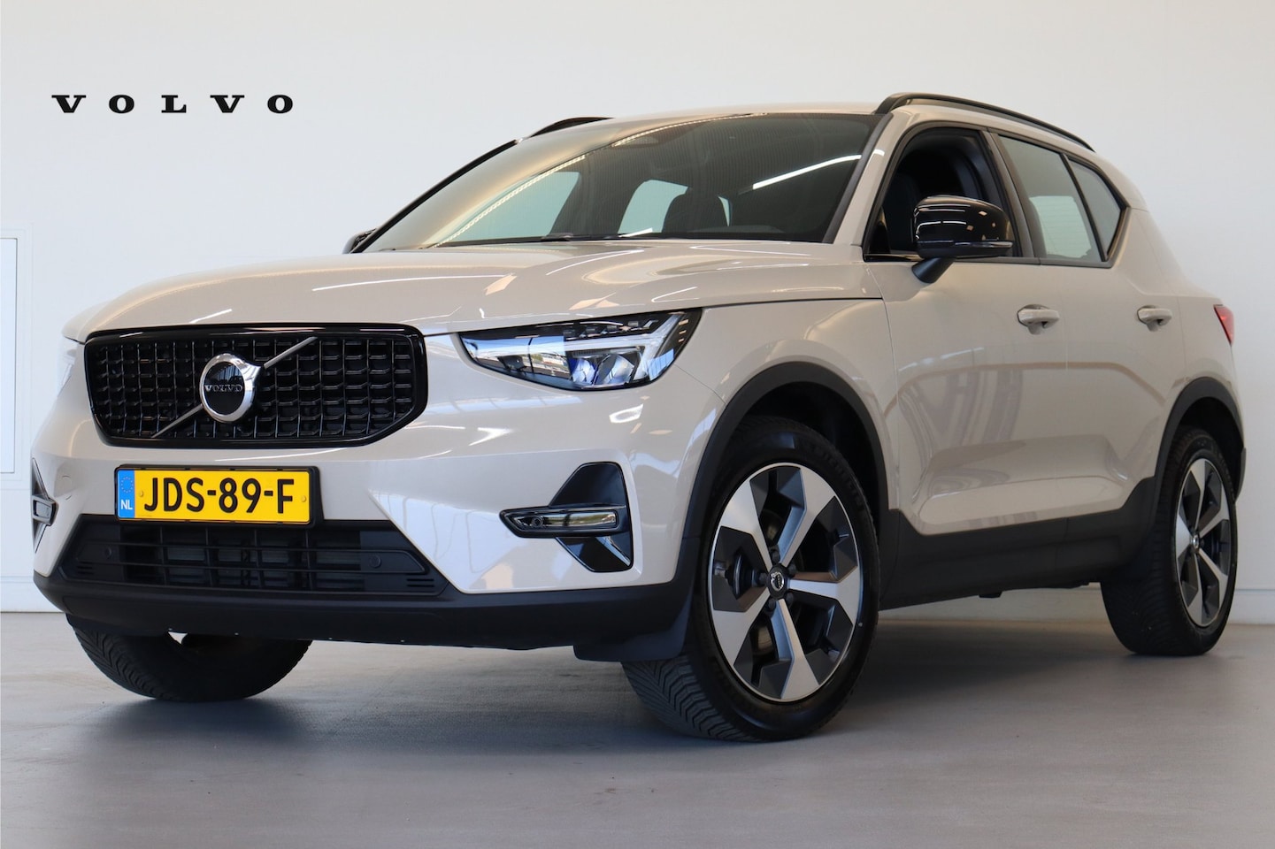 Volvo XC40 - B4 197PK Plus Dark | Trekhaak | 19" all season | Verw. voorruit | Power seats - AutoWereld.nl