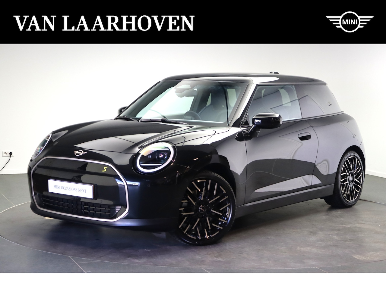 MINI Mini-Electric - Hatchback Cooper SE / Favoured / Pakket M / 18" Night Flash Spoke 2-tone - AutoWereld.nl