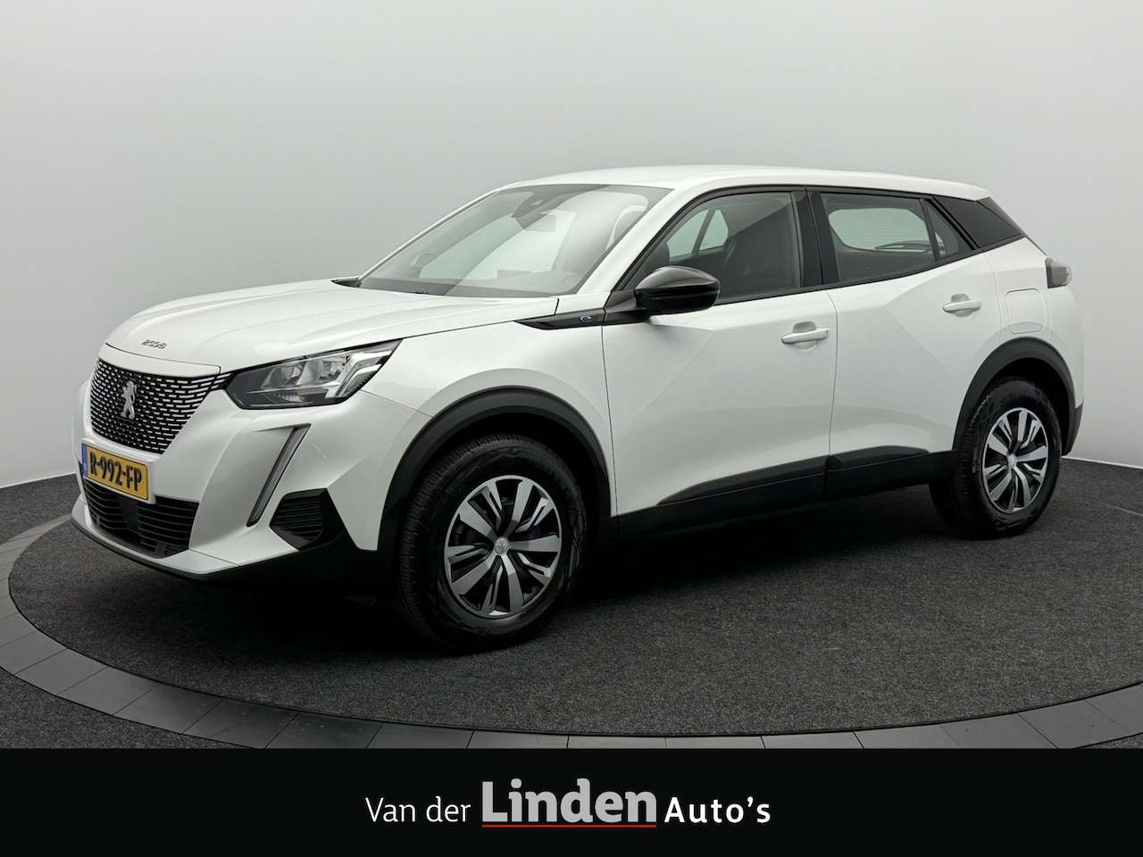 Peugeot e-2008 - EV Active 50 kWh 3-Fase SOH 93,8% | Stoelverwarming | Camera | Carplay&Android - AutoWereld.nl