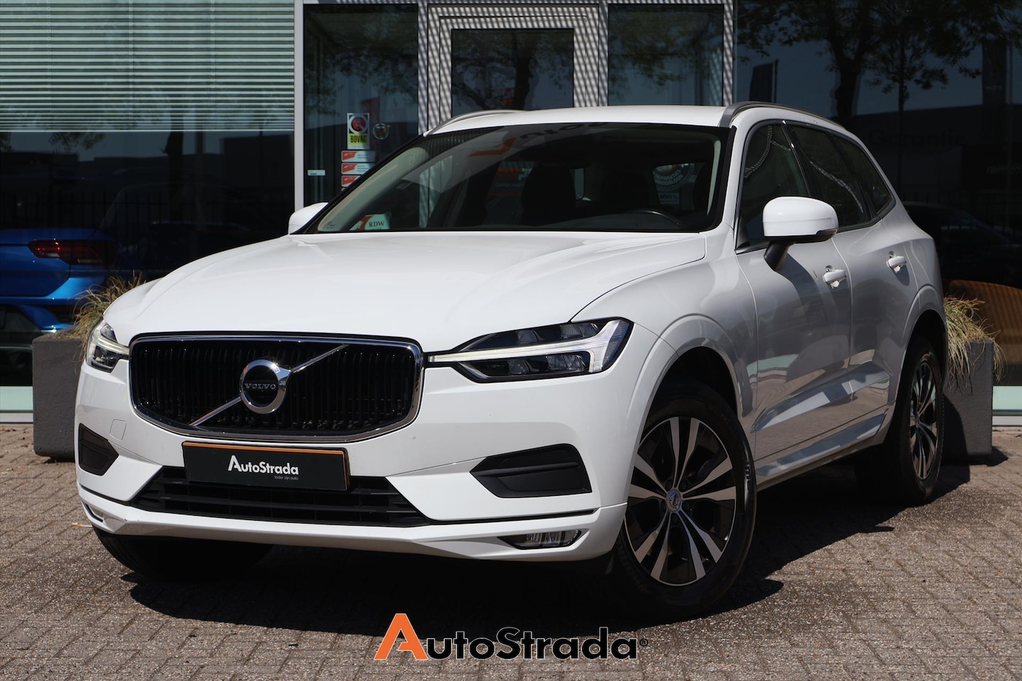 Volvo XC60 - B5 Business Pro 250pk Geartronic | Navigatie | ACC | Trekhaak | Keyless | Camera | Carplay - AutoWereld.nl