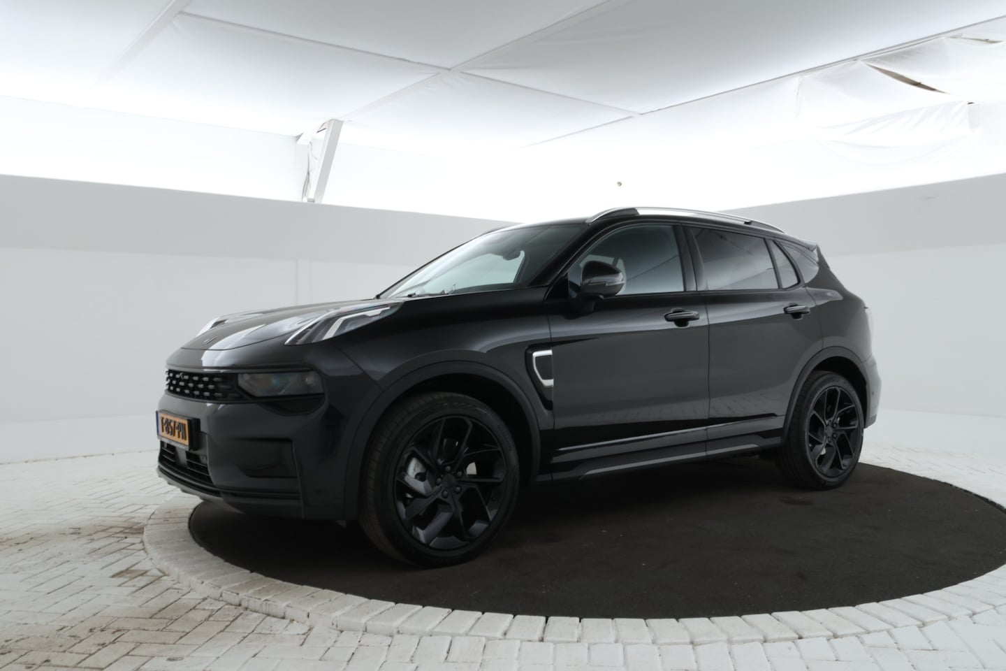 Lynk & Co 01 - 1.5 Full black, Panoramadak, 360 Camera, Apple Carplay, Trekhaak - AutoWereld.nl