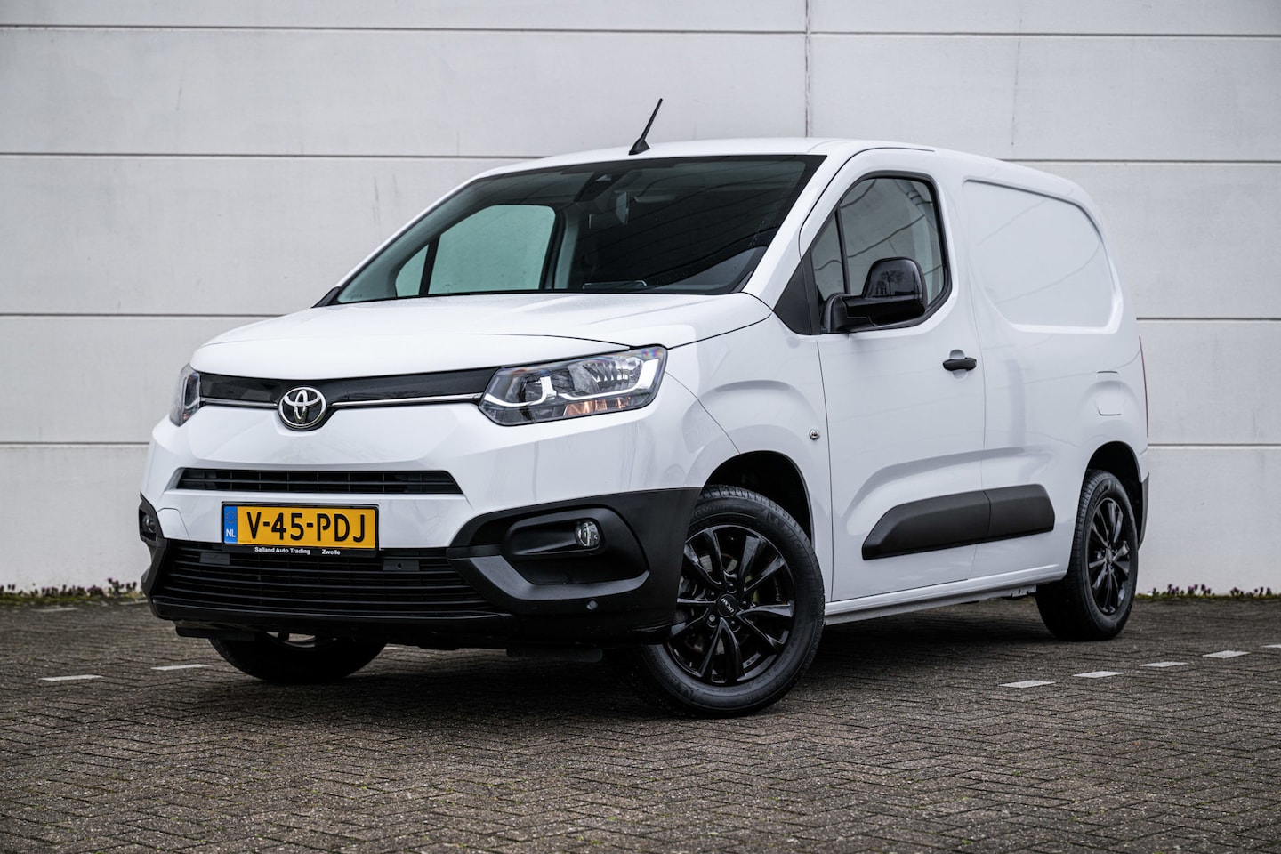 Toyota ProAce City - 1.2 110pk 3-PRS |Airco|Navi|Cruise|Camera|Trekhaak| - AutoWereld.nl