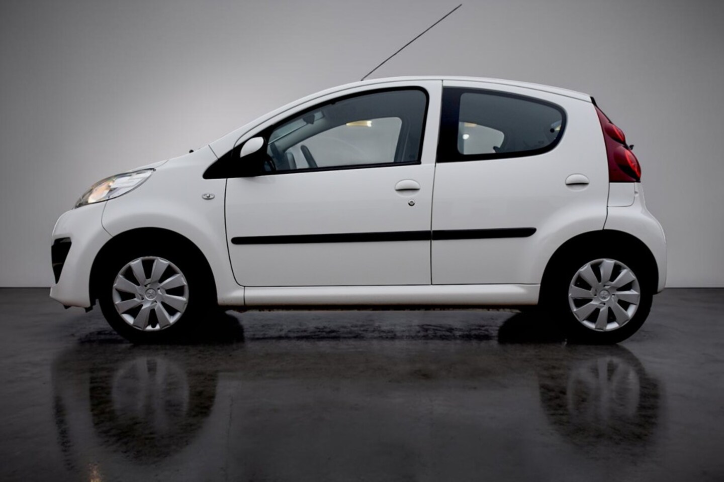 Peugeot 107 - 1.0 Active 1.0 Active, 5-drs, Airco, NAP, Origineel Nederlandse auto, Parrot, APK tot 23-02-2027