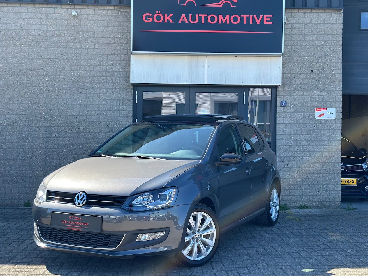 Volkswagen Polo - 1.2 TSI Highline / Stoelverwarming / Pano / Automaat / PDC / LED / Stoelverwarming - AutoWereld.nl