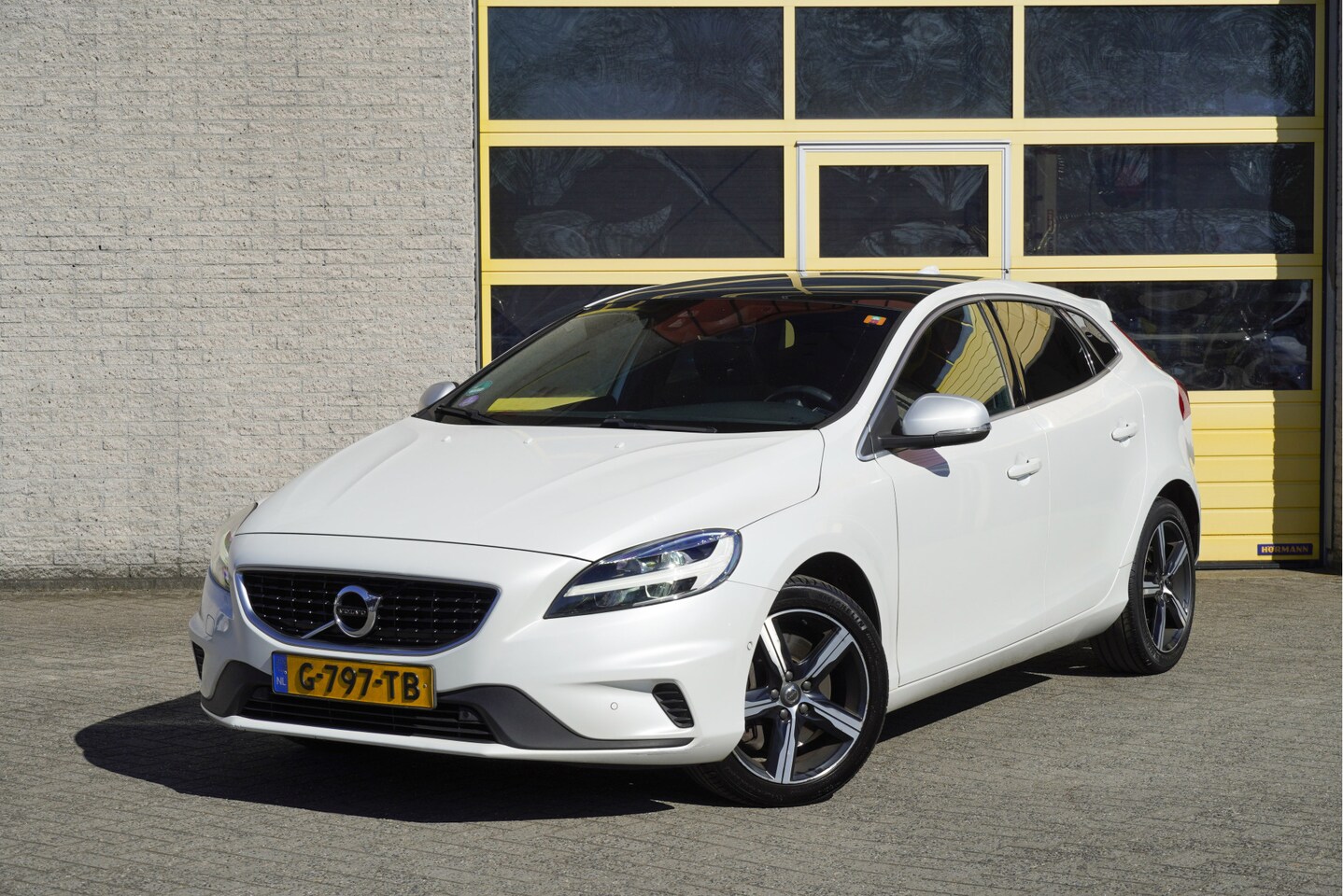 Volvo V40 - 1.5 T3 153PK Automaat! R-Design Polar+ Sport BJ2019 Lmv 17" | Led V+A | Pdc | Keyless entr - AutoWereld.nl