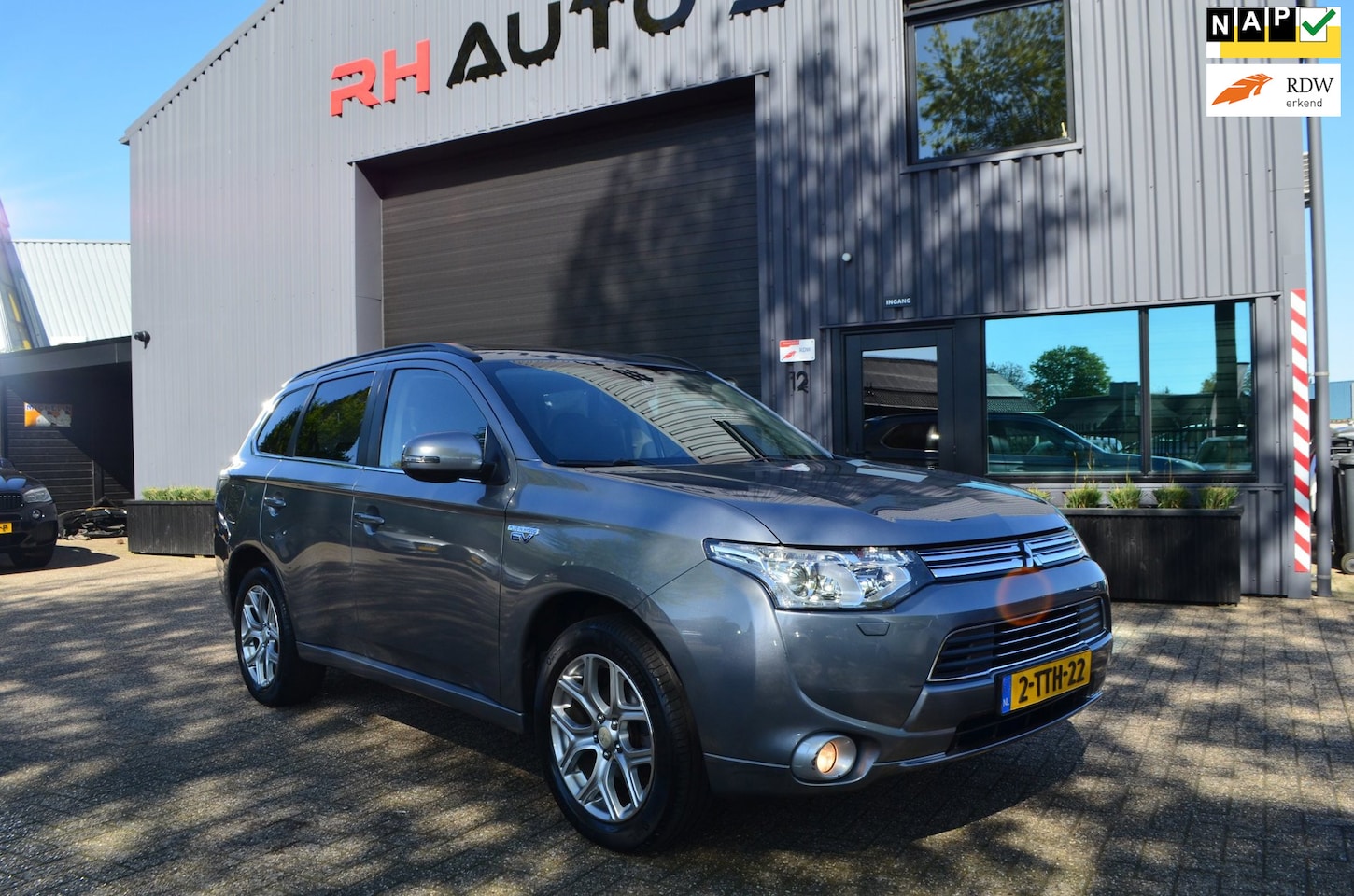 Mitsubishi Outlander - 2.0 PHEV instyle | Keyless | Open dak | Leder| Stoelverwarming - AutoWereld.nl