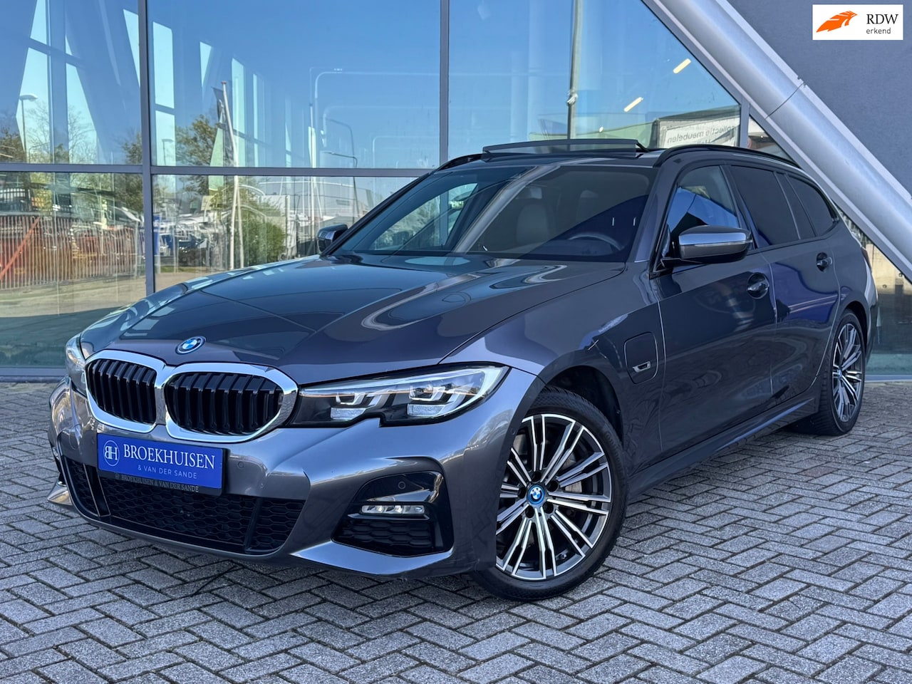 BMW 3-serie Touring - 330e Plug in Hybride M-sport Shadow-line 292pk Panoramadak / Camera - AutoWereld.nl