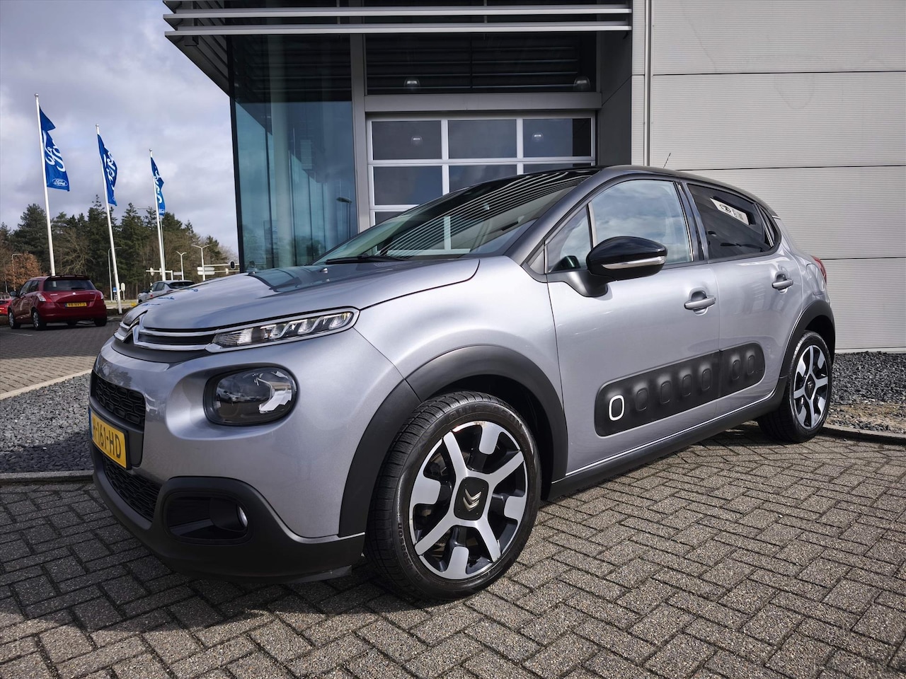 Citroën C3 - 1.2 PureTech 82pk Shine | Camera | Navigatie | 17 inch | Carplay | All season - AutoWereld.nl