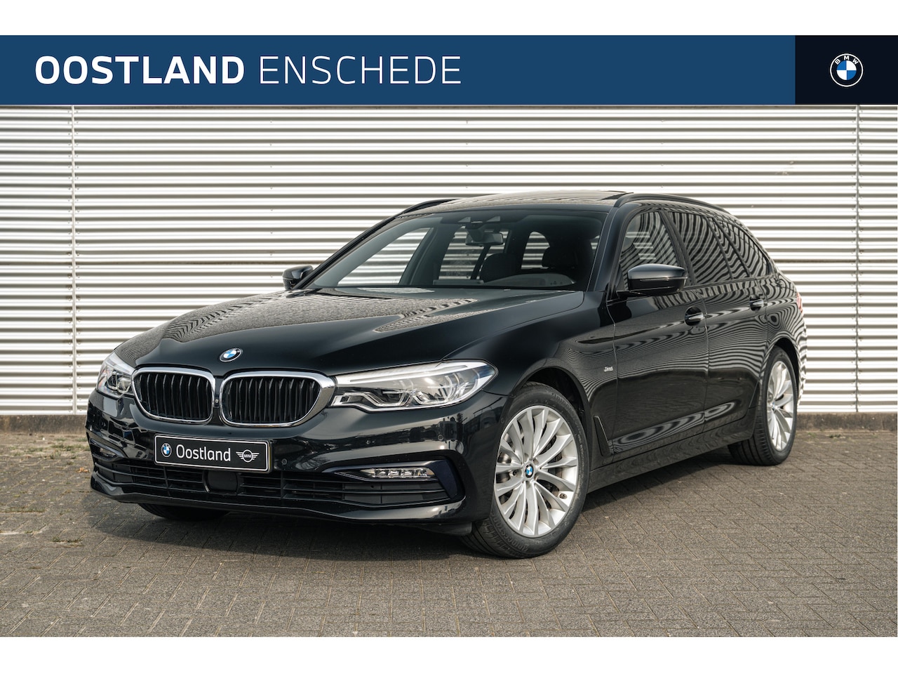 BMW 5-serie Touring - 530i xDrive High Executive Sport Line Automaat / Trekhaak / Panoramadak / Sportstoelen / A - AutoWereld.nl