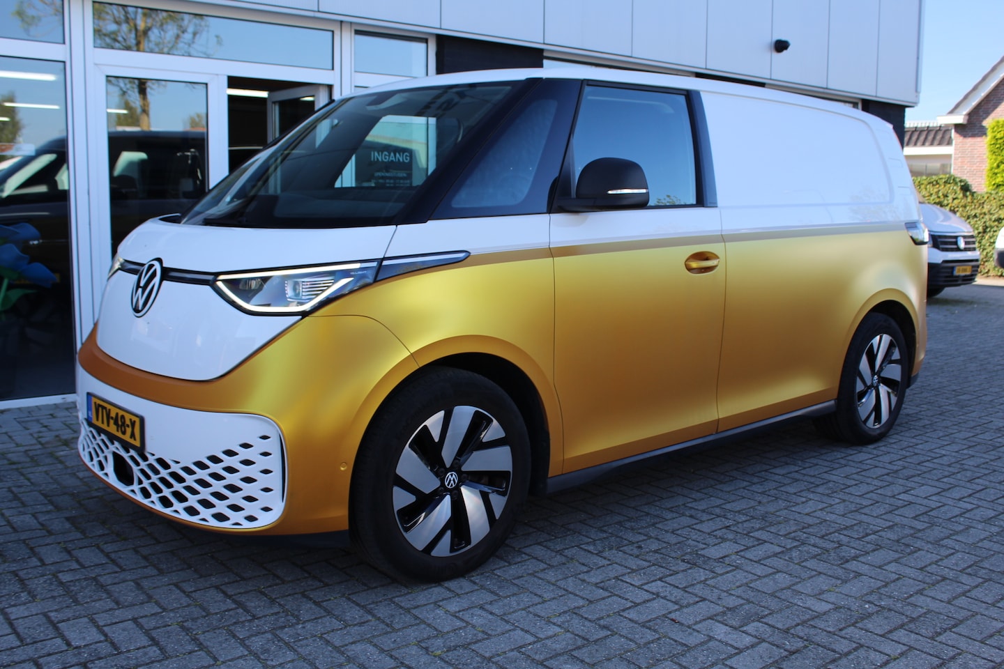 Volkswagen ID. Buzz Cargo - 150KW -- 77 kWh acccu WLTP 418KM ✓ SoH 99,4% ✓ 3-zits ✓ navigatie ✓ lm velgen - AutoWereld.nl