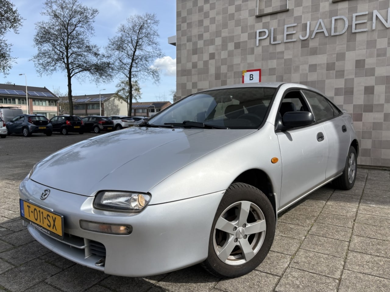 Mazda 323 - 1.8i F GLX AUTOMAAT CARPLAY HANDEL/EXPORT/ZO MEE - AutoWereld.nl