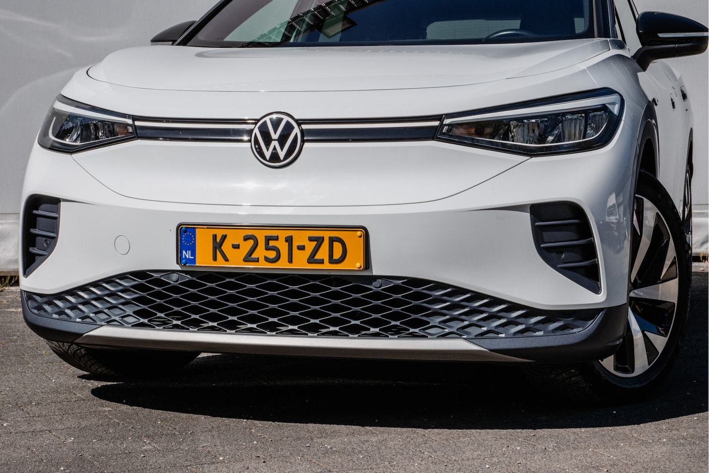 Volkswagen ID.4 - First Pro 77 kWh SOH 90% Trekhaak/ Stoel-stuurverwarming/ Camera/ Navigatie/ Carplay/ Sfee - AutoWereld.nl