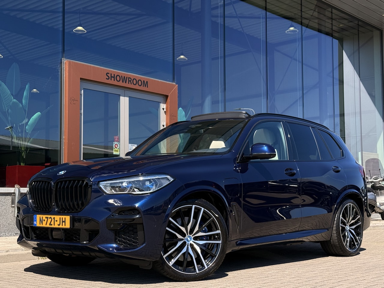 BMW X5 - xDrive45e M-Sport Individual | B&O | SKY LOUNGE | LUCHTVERING | MASSAGE | SOFT CLOSE - AutoWereld.nl