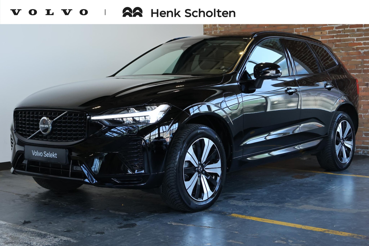 Volvo XC60 - 2.0 T8 Plug-in hybrid AWD Plus Dark | Panoramadak | Semi-Electrische Wegklapbare trekhaak - AutoWereld.nl