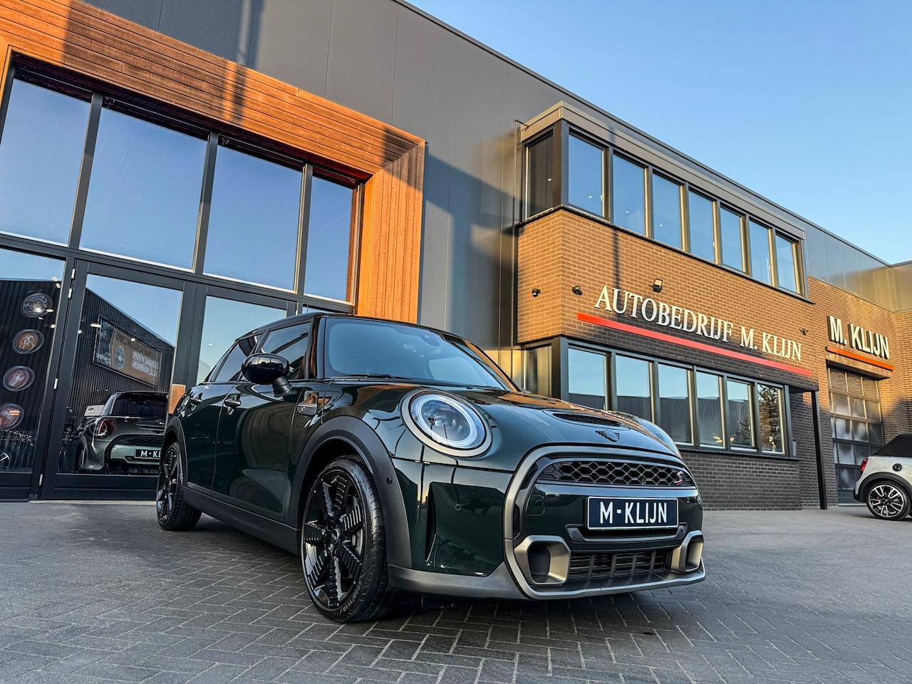 MINI Cooper S - Mini 2.0 Resolute Edition 5drs aut 178pk/Rebelgreen/Navi/Camera/Ned auto - AutoWereld.nl