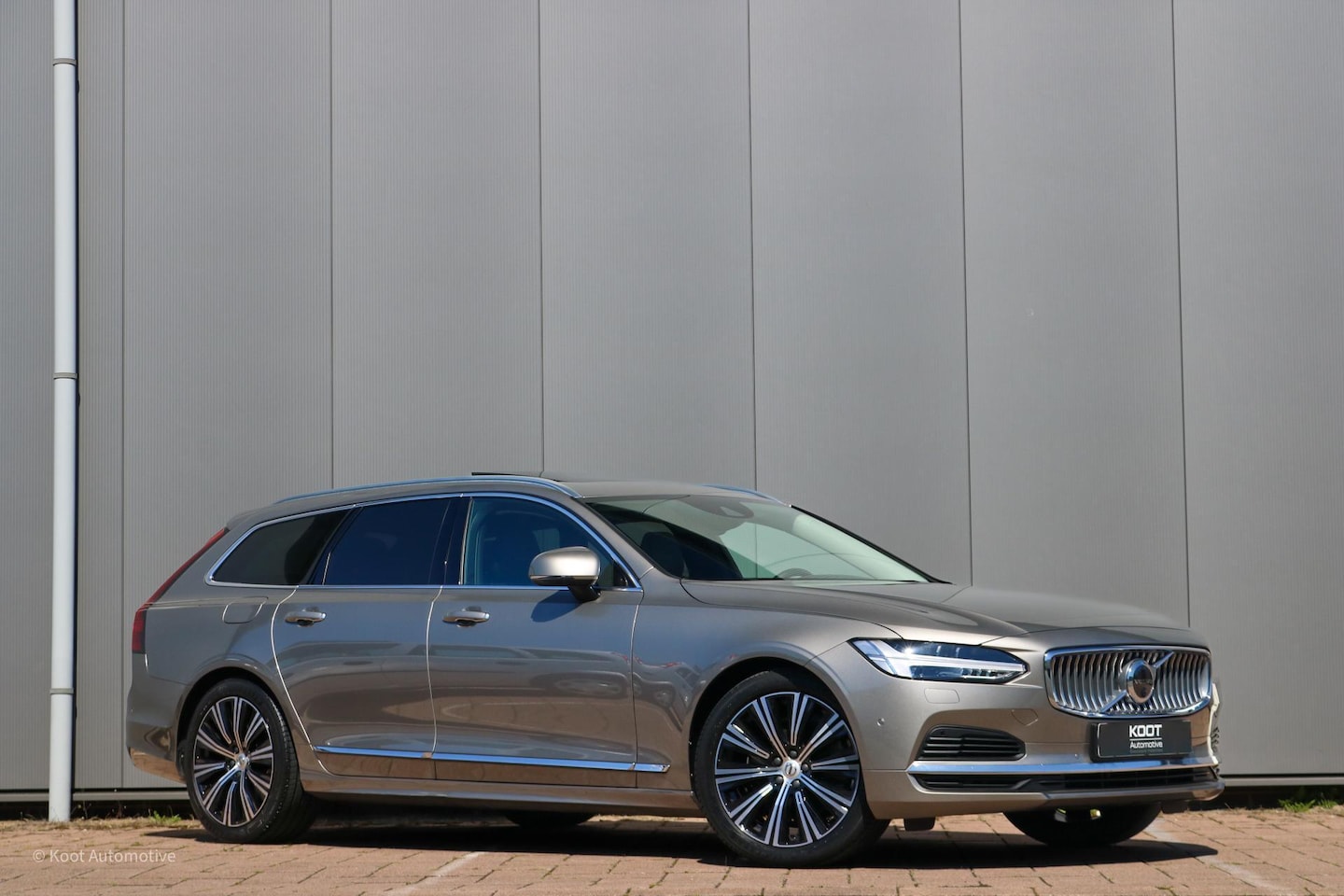 Volvo V90 - 2.0 T8 AWD Inscription | Pano | HUD | 360° Camera | Harman/Kardon | Trekhaak | Plug-in Hyb - AutoWereld.nl